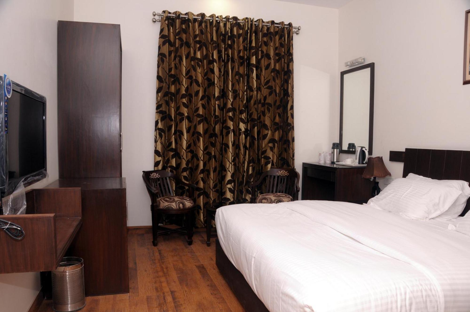 Prems Paradise Hotel 3*